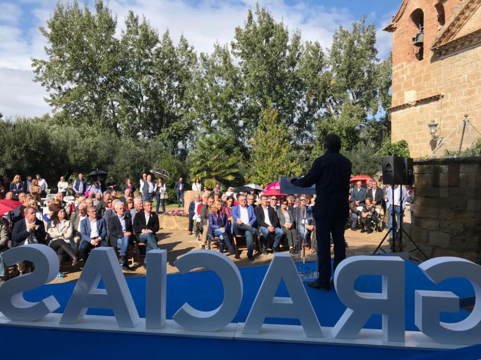 Beamonte habla a los homenajeados junto a un cartel que les da las gracias