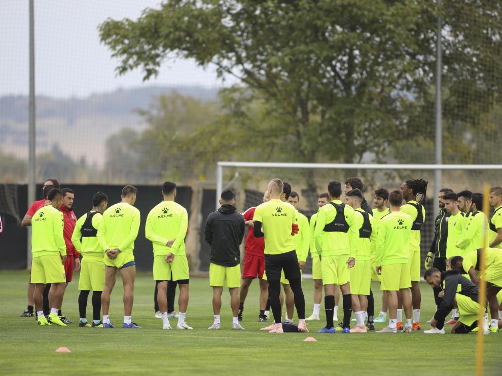 Los jugadores de la SD Huesca escuchan al técnico Francisco durante un entrenamiento.