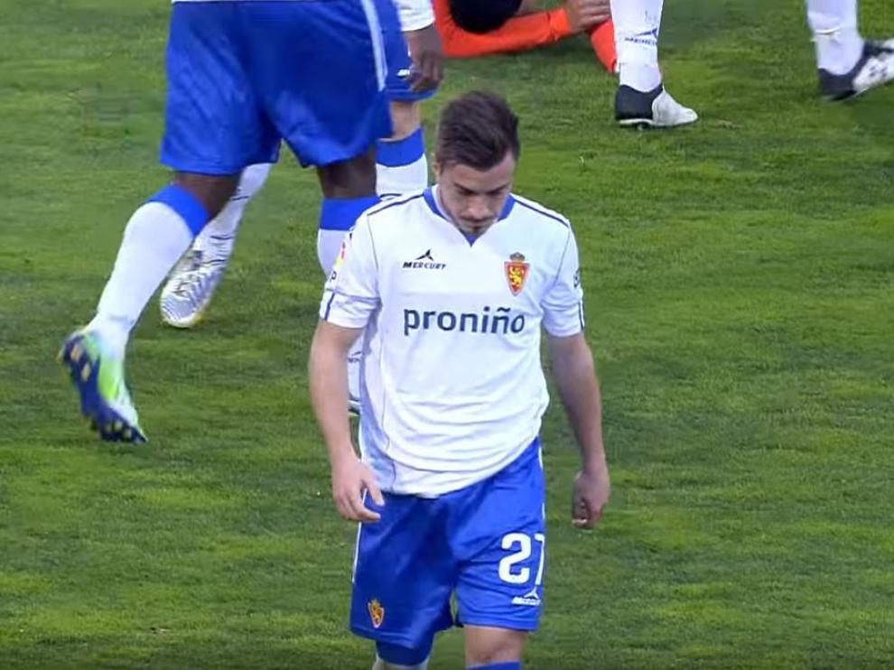 Héctor Hernández, en el momento de abandonar el campo expulsado en el partido Real Zaragoza-Real Sociedad en 2013.
