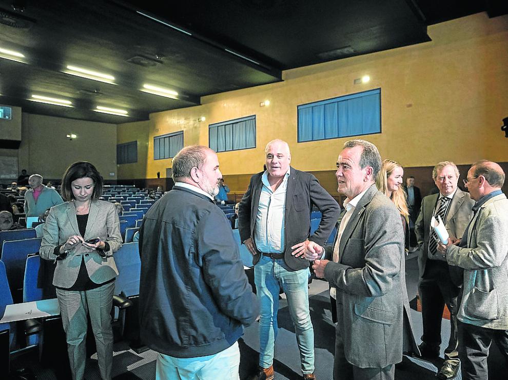 Sánchez Quero en el centro conversa con un alcalde junto a varios diputados provinciales.