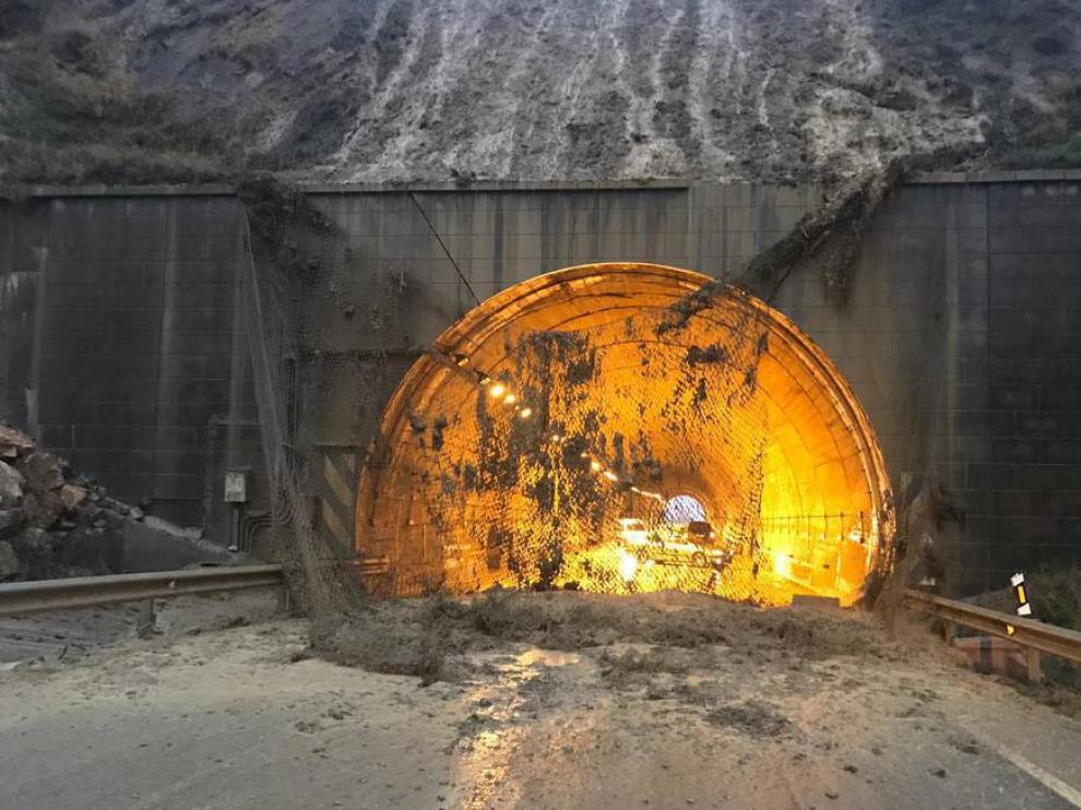 Un desprendimiento en el túnel de San Just ha obligado a cortar un carril de la N-420.