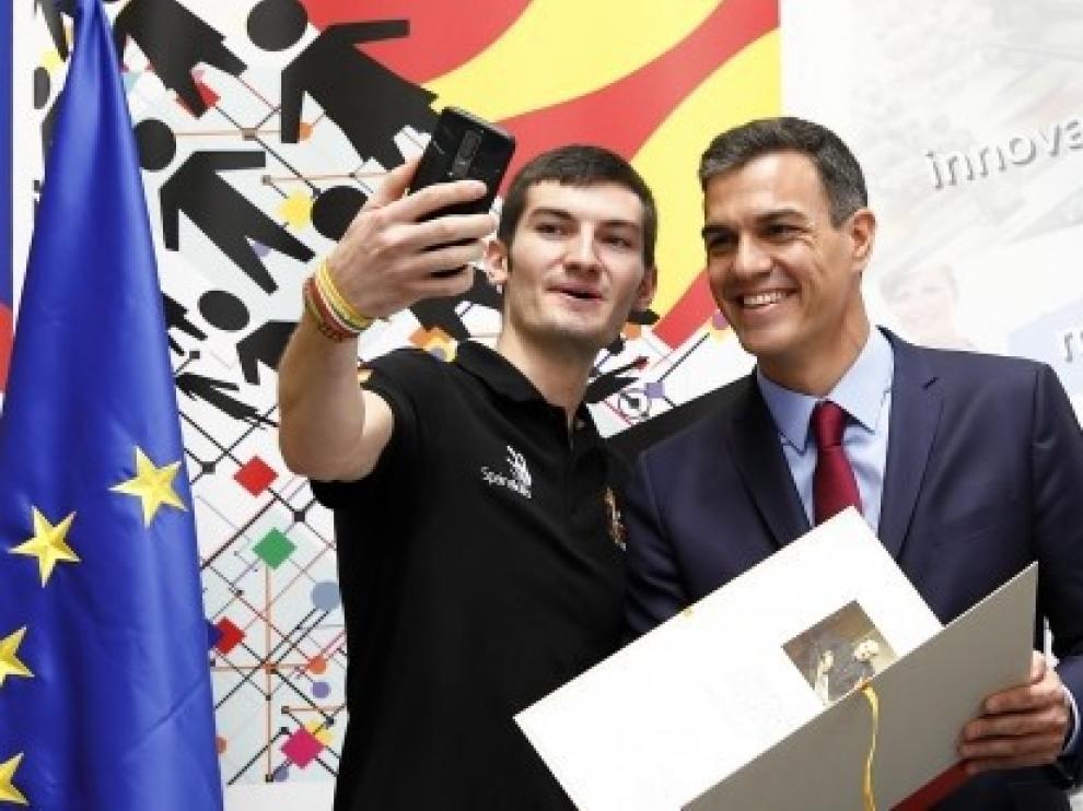 Emanuel Budeanu, en su particular encuentro con el presidente del Gobierno.