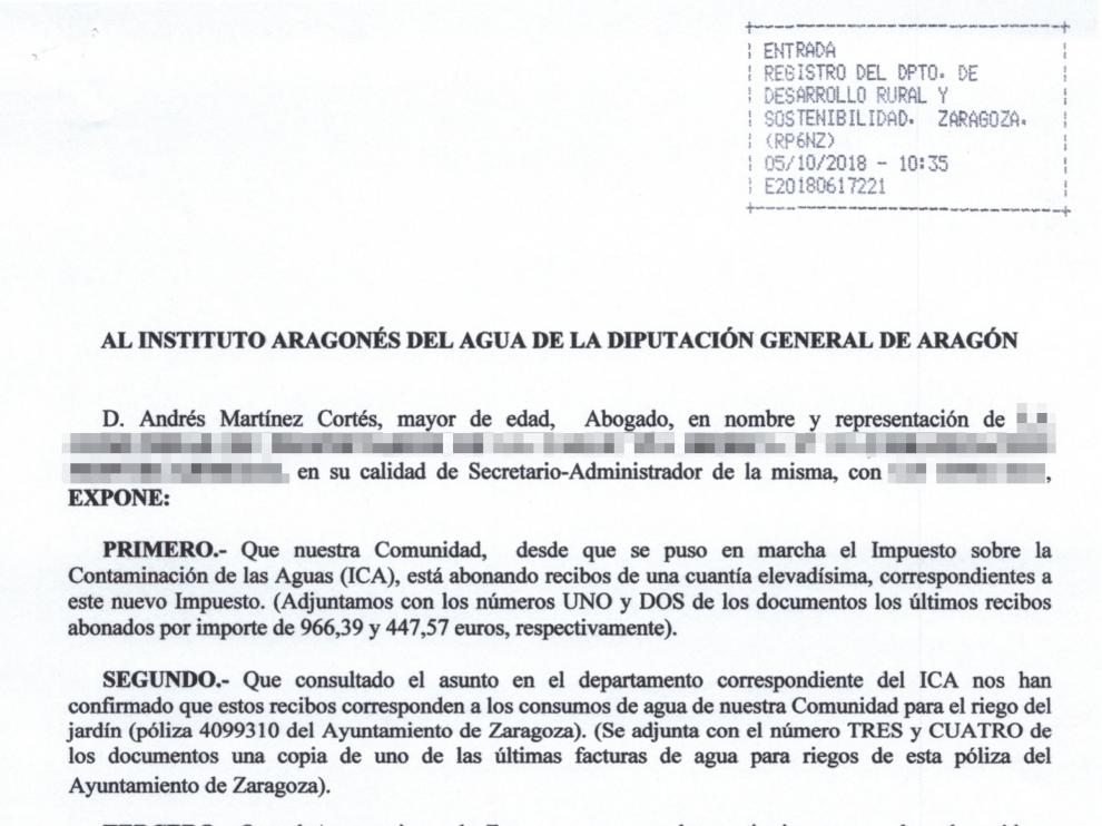 La reclamación. Los vecinos consideran "injusto" haber tenido que pagar más de 1.300 euros por regar el jardín teniendo en cuenta que se trata de "agua limpia y tratada" que no va a parar al alcantarillado municipal.