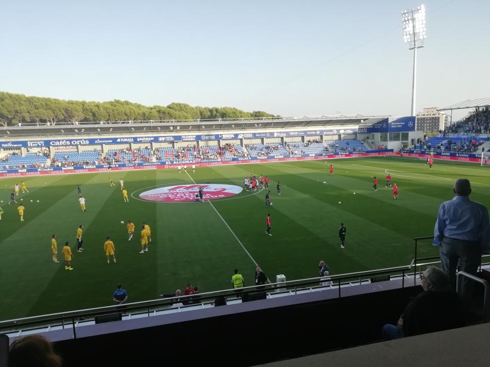 Los jugadores de ambos equipos rematando el calentamiento sobre el verde de El Alcoraz.
