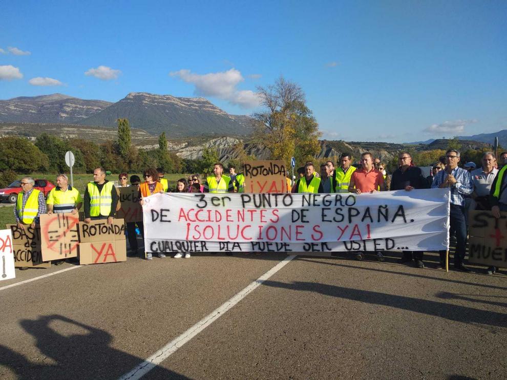 Una imagen de la concentración llevada a cabo este domingo en la N-330, en Sabiñánigo.