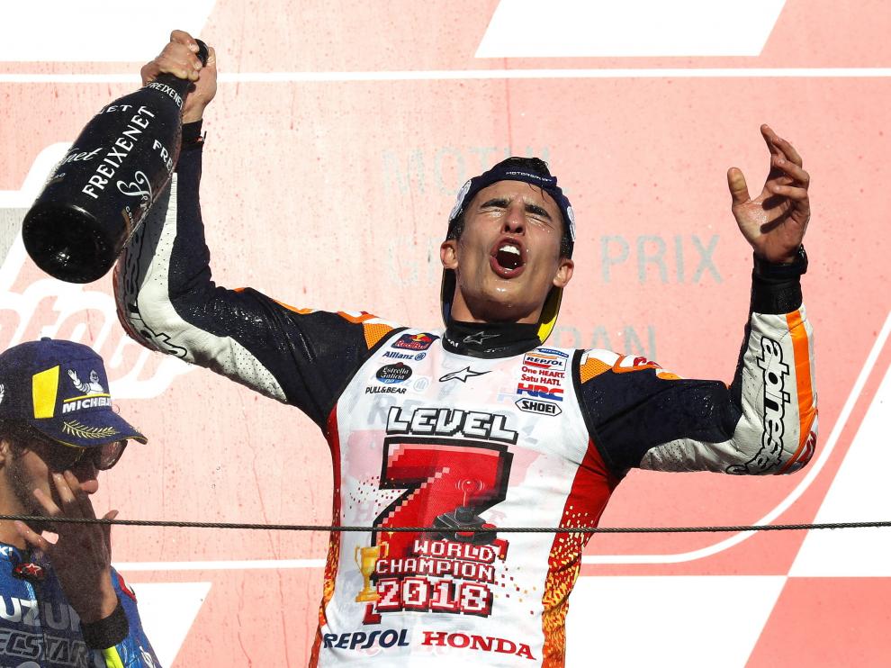 Marc Márquez celebra eufórico su séptimo título mundial y el quinto en la categoría de MotoGP