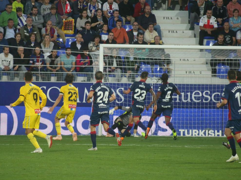 Una imagen del partido entre la SD Huesca y el Espanyol disputado este domingo en El Alcoraz.