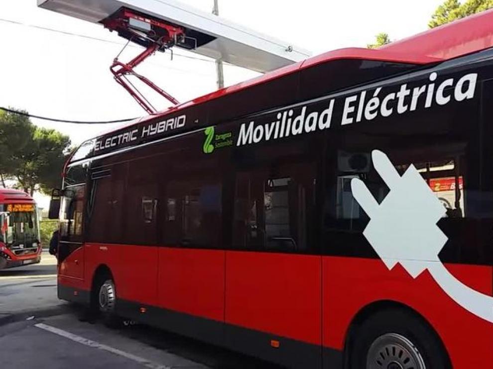 Uno de los nuevos autobuses eléctricos que Avanza Zaragoza ha implantado en la ciudad.