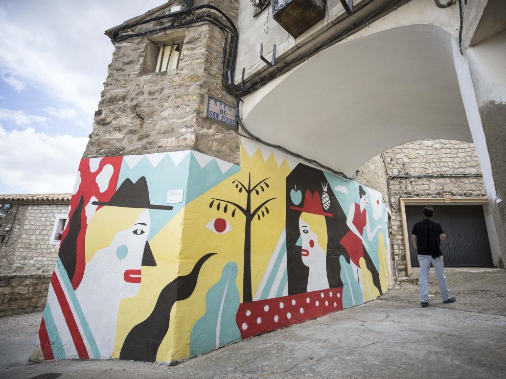 Las dos muestras de artes callejero han dejado obras en Fuendetodos como esta de Harsa bajo el arco de San Roque.