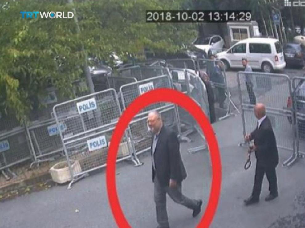 Una imagen de vídeo muestra a Khashoggi (rodeado por un círculo rojo), a su llagada al consulado de Arabia Saudí en Estambul el pasado 2 de octubre.
