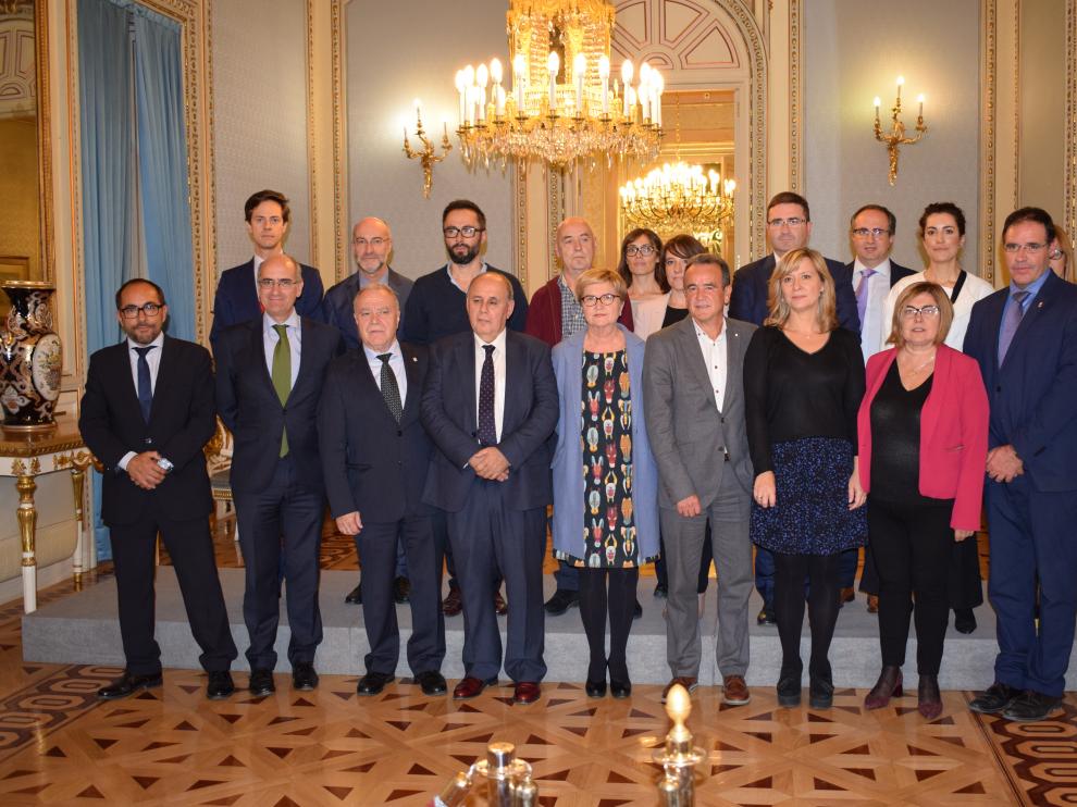 La comisionada del Gobierno frente al Reto Demográfico, Isaura Leal (en el centro), ha presidido la reunión en Madrid con alcaldes y presidentes de diputación.
