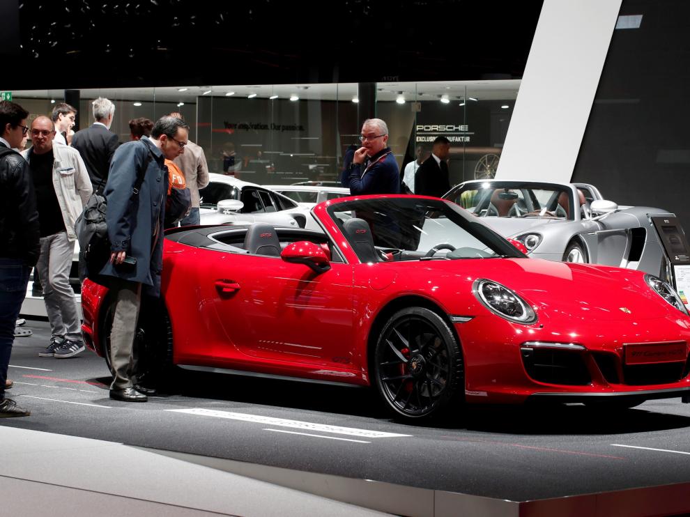 Un Porsche Carrera durante expuesto durante el reciente Salón del Automovil de Paris.
