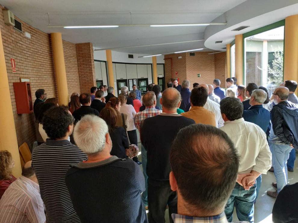 Funcionarios de la prisión de Zuera en la asamblea informativa que se celebra esta mañana.