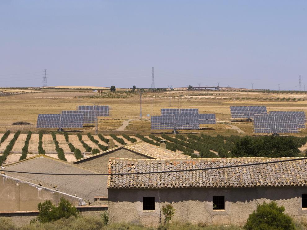 Instalación de placas solares en el campo aragonés.