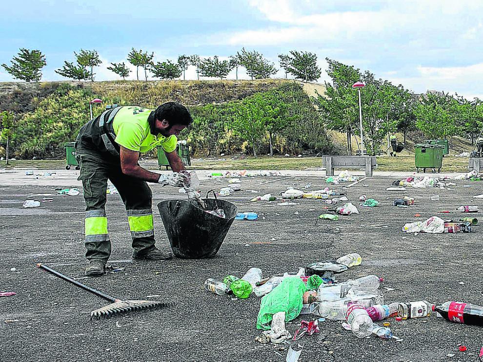 Trece brigadas reforzaron el servicio para la limpieza durante las Fiestas del Pilar, en especial en el recinto ferial de Valdespartera.