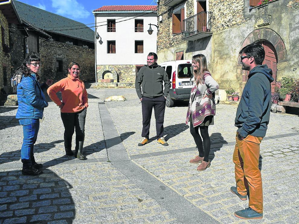 Llara, Adrián, Catalina y Lluís en Castanesa con una de las pastoras (vestida de naranja) que estos días se encuentran en la zona.