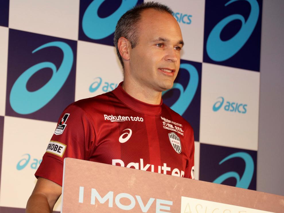 Andrés Iniesta atendiendo este lunes a los medios.