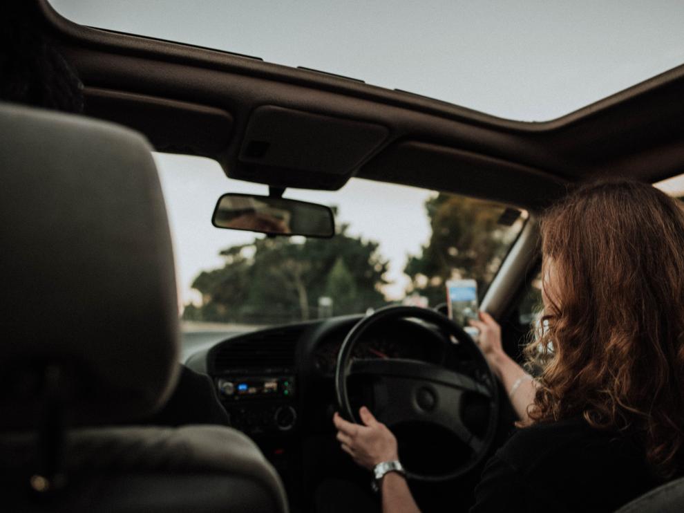 Usar el móvil al volante puede conllevar la pérdida de hasta seis puntos.