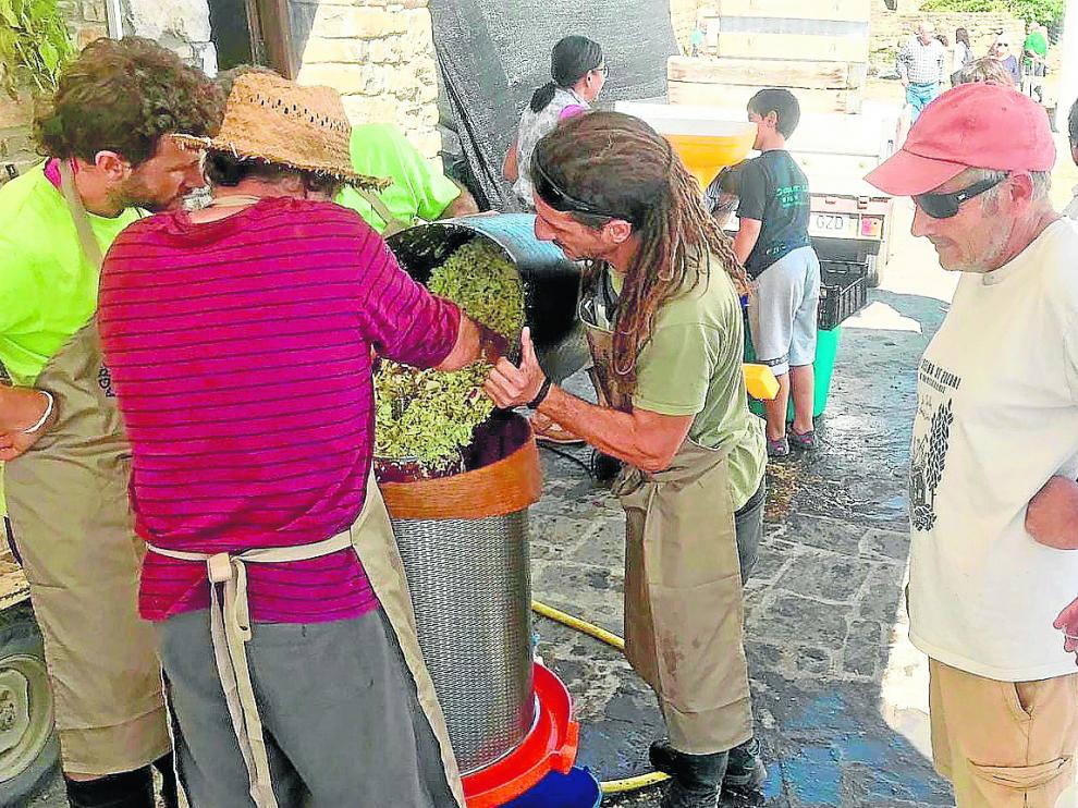 Un momento de la elaboración de zumo de manzana producida en los cultivos de montaña.