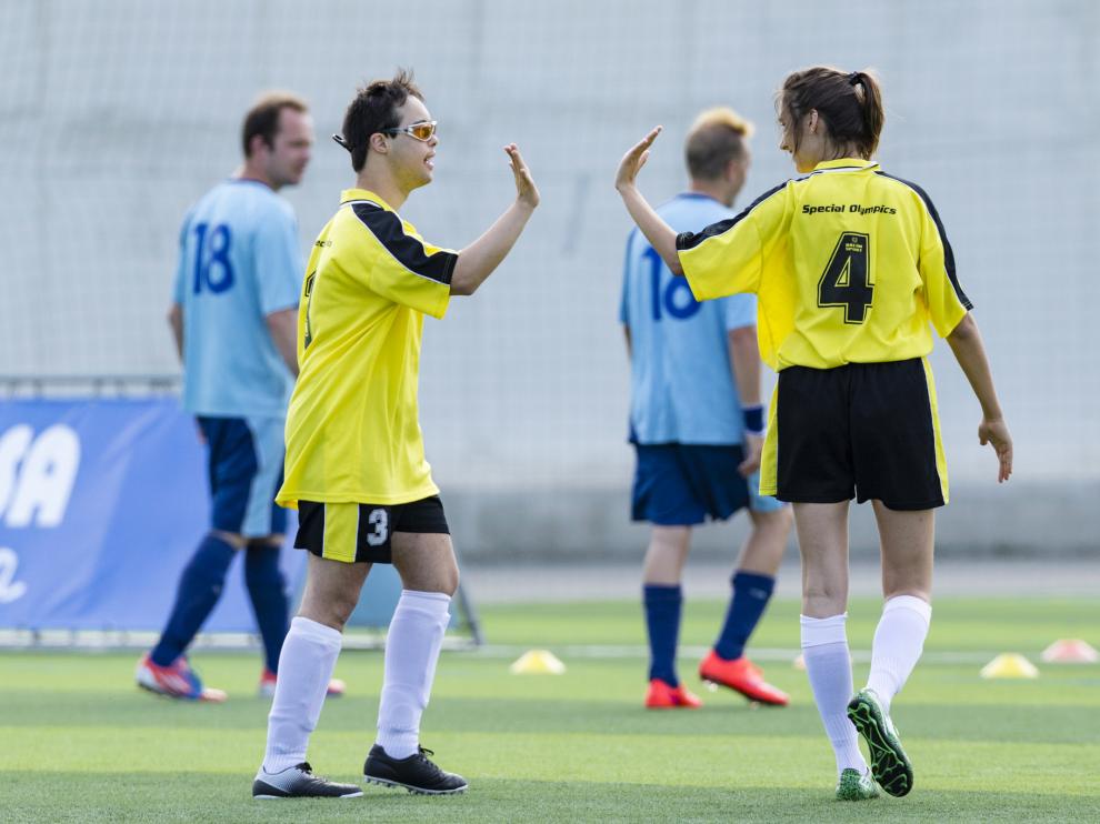 Integrantes de un equipo de Special Olympics en un partido de fútbol.