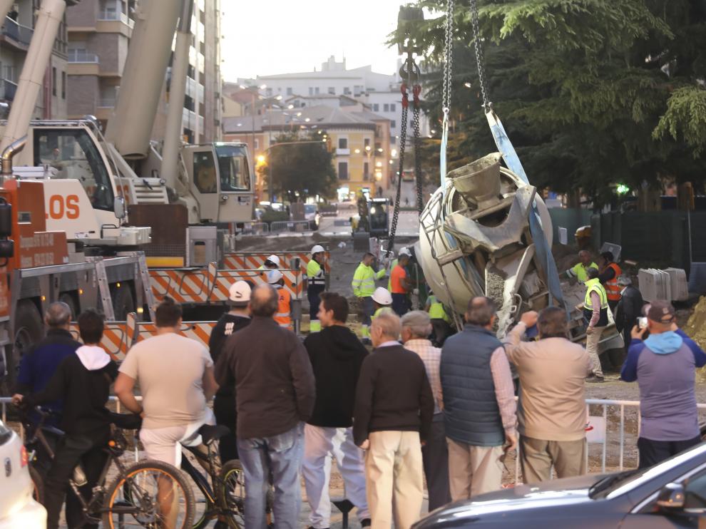 Decenas de viandantes siguen el rescate de la hormigonera en el paseo Ramón y Cajal.