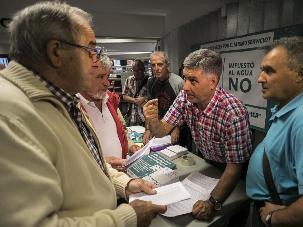 Miembros de la RAPA explican la campaña de recursos en el centro cívico de Las Delicias