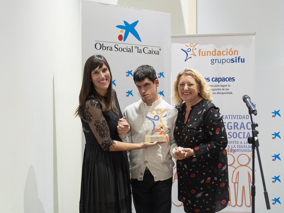 Jorge España, recibiendo la beca en el Caixaforum de Madrid.