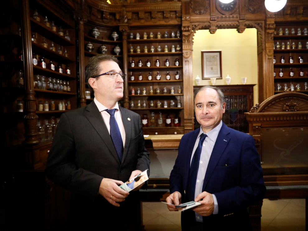 El presidente del Colegio de Farmacéuticos de Zaragoza, Ramón Jordán, y el director general de Derechos y Garantías, Pablo Martínez, este martes en el hospital Provincial.