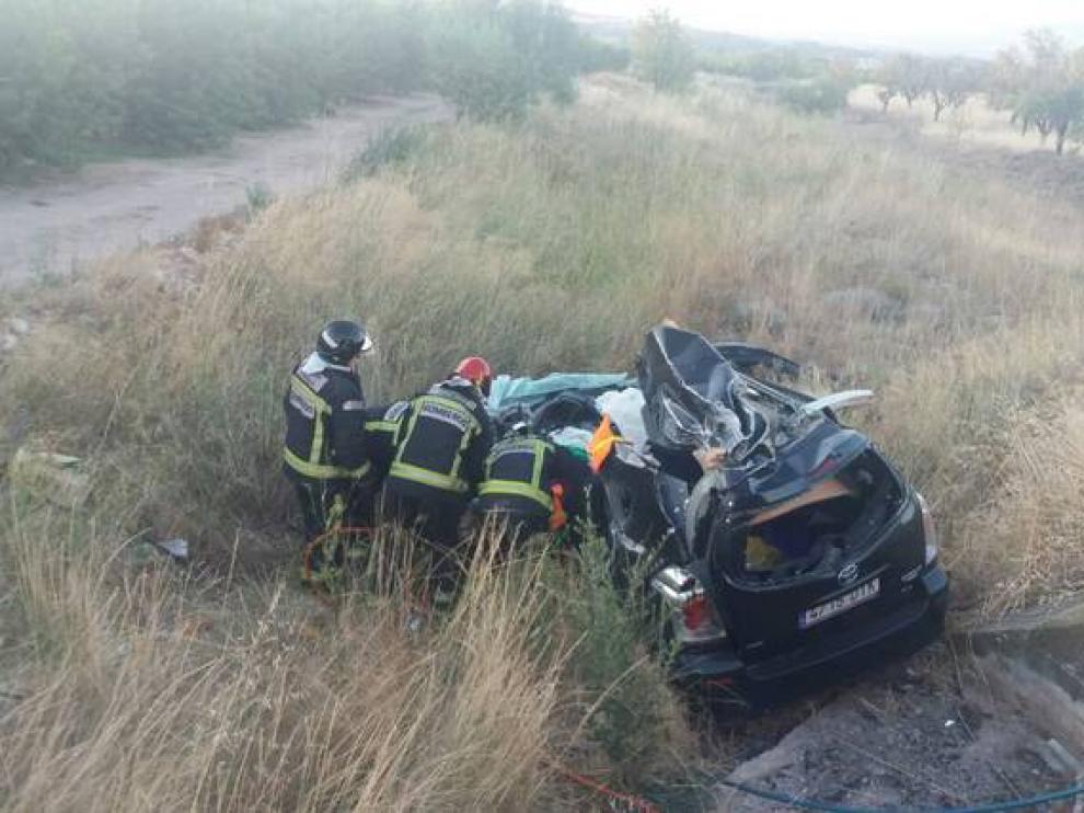 Varios bomberos de la DPZ rescataron a su compañero Miguel Álvarez Dolz tras el accidente de tráfico en Ricla.