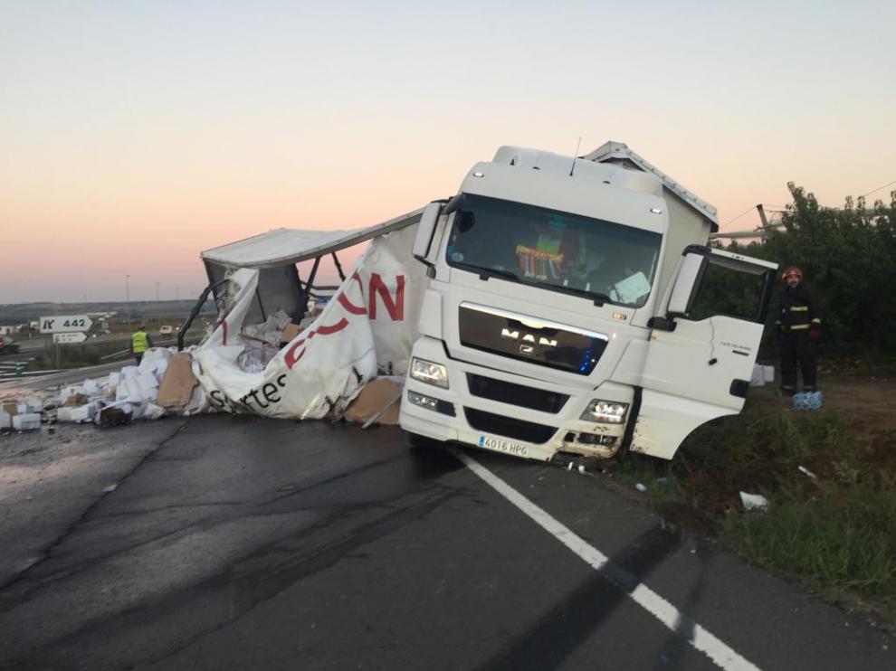 El camión ha perdido parte de la carga que transportaba