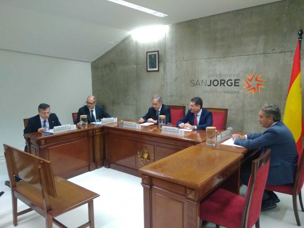 El presidente del TSJA inaugura la nueva Sala de Juicios de la Universidad San Jorge.