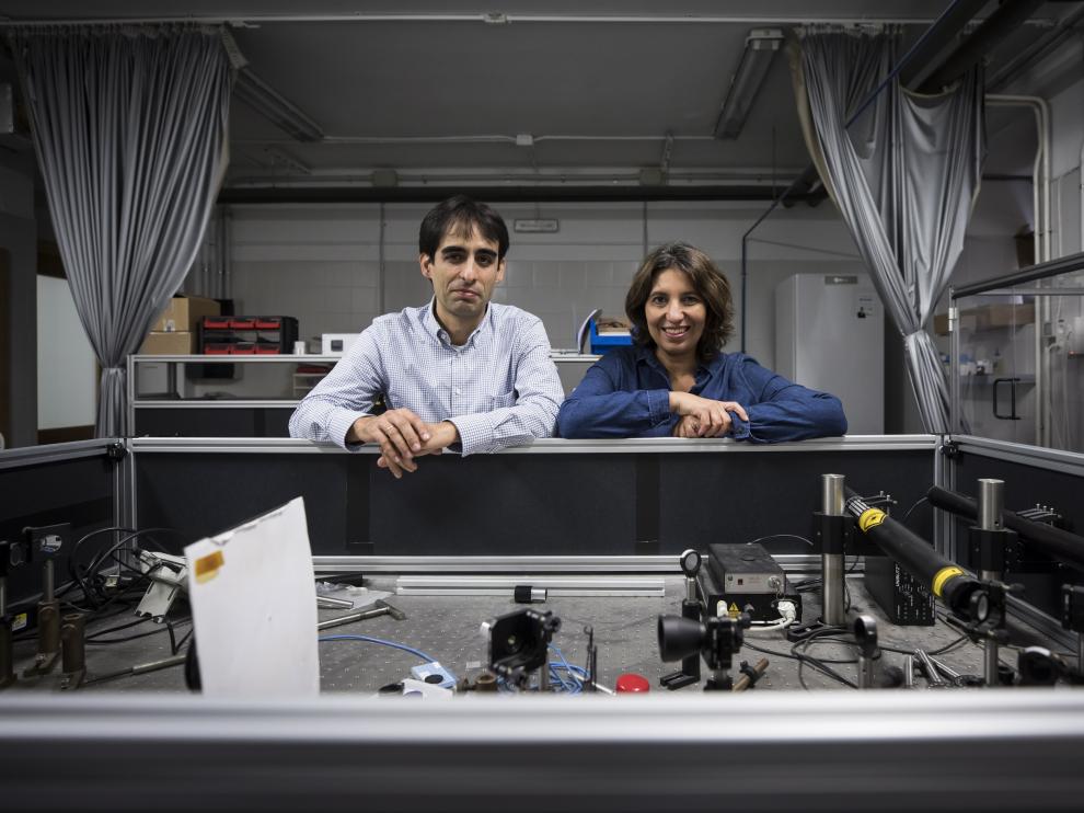 Carlos Sánchez Somolinos y Valeria Grazú, en uno de los laboratorios del ICMA.