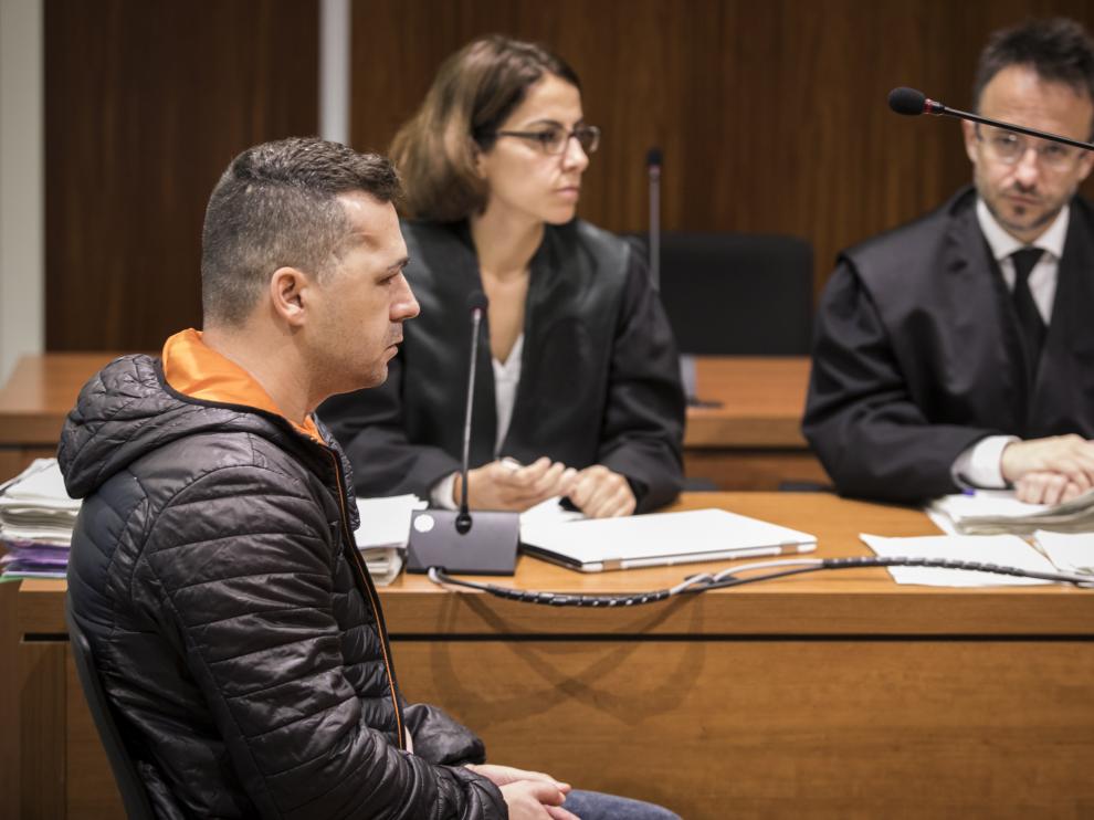 El acusado, durante la primera sesión del juicio que se celebra en la Audiencia Provincial de Zaragoza.