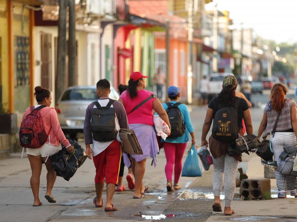 Migrantes hondureños caminan por la población de Huixtla, en el estado mexicano de Chiapas