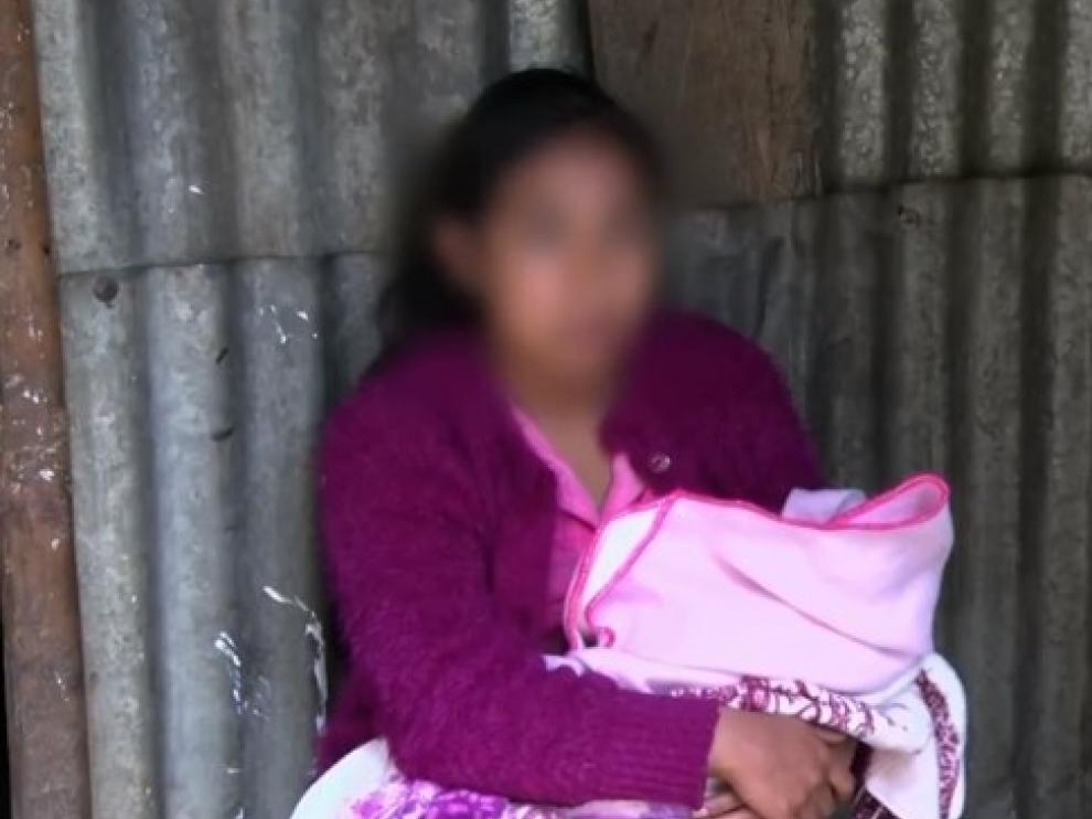 La madre de 13 años violada que quedó embaraza de trillizas, con el bebé que ha sobrevivido.