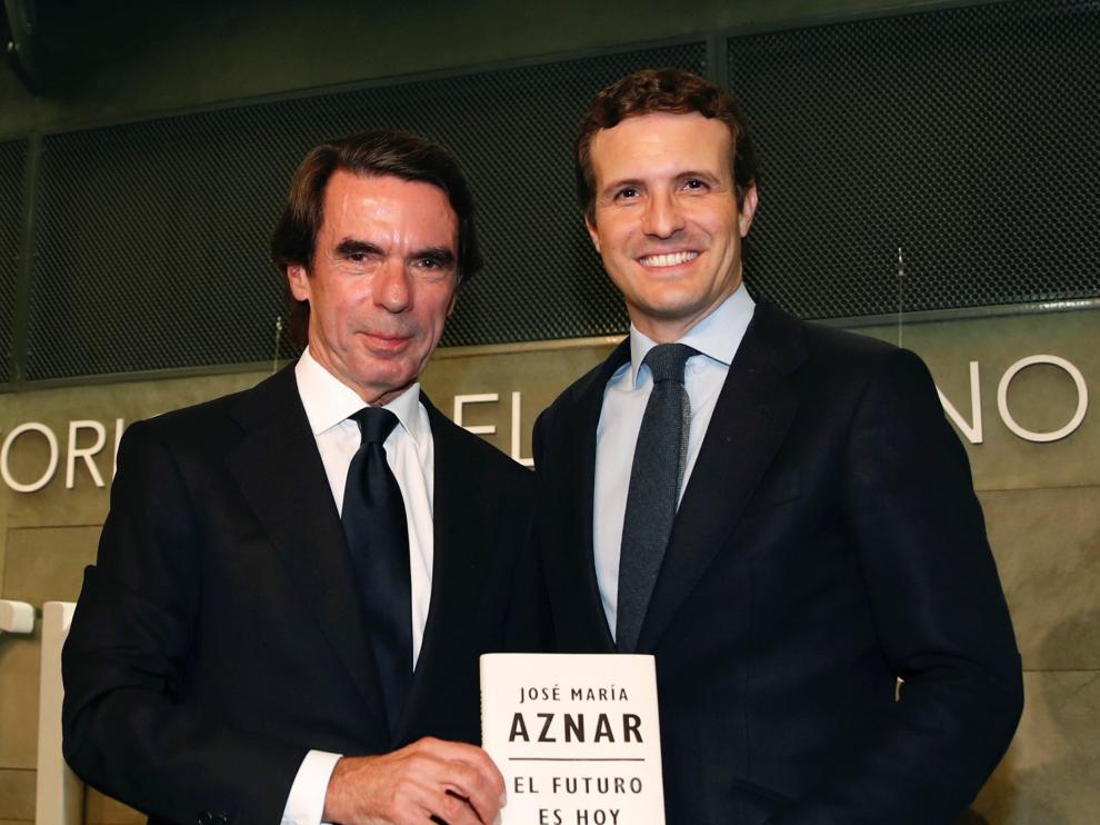 El expresidente del Gobierno José María Aznar, acompañado por el presidente del PP, Pablo Casado.