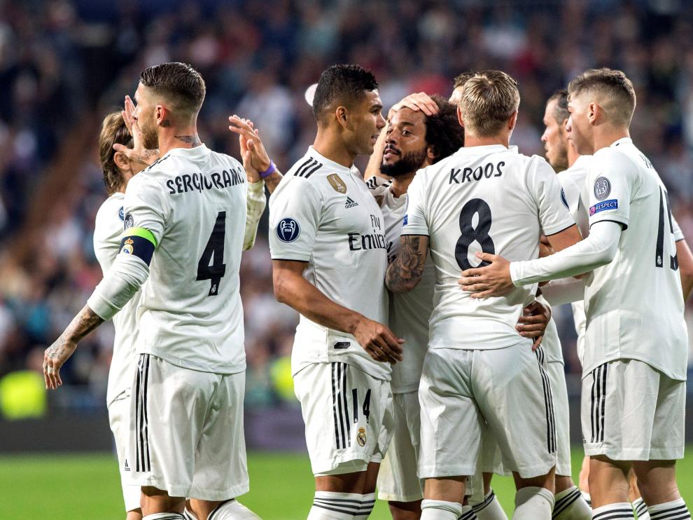 Los jugadores del Real Madrid felicitan a Marcelo por marcar el segundo gol.