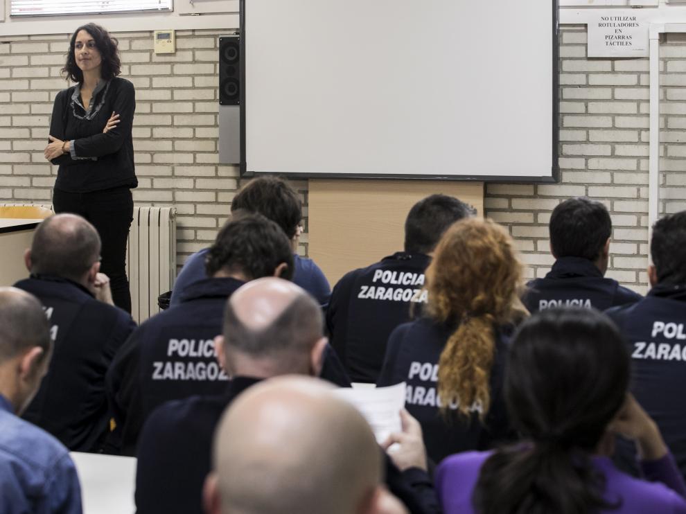 Elena Giner, en su encuentro con los agentes de la UAPO
