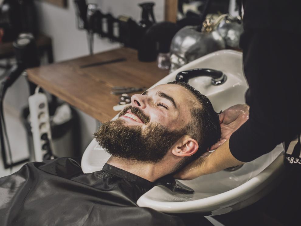 Entre los estilos que ofrece la peluquería masculina pueden escogerse toques despuntados, 'undercuts' o peinados hacia atrás.
