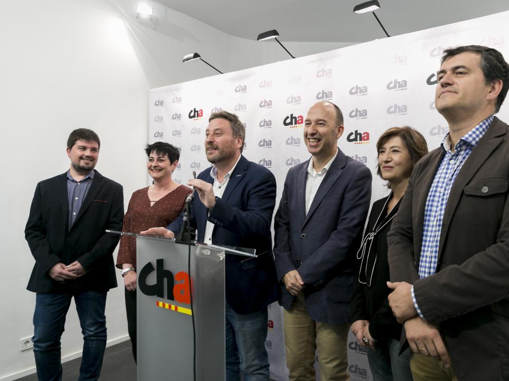 De izquierda a derecha, Salvador, Alastruey, Soro, Asensio, Romero y Palacín, ayer en la sede de CHA