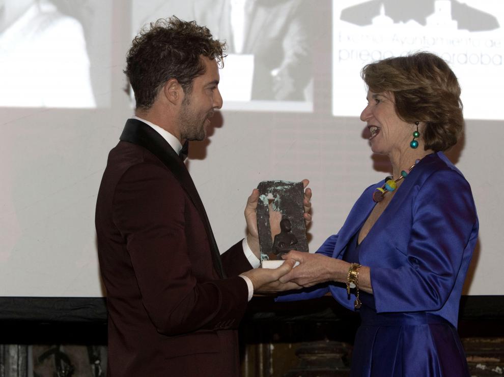 David Bisbal recibe un galardón durante los premios del New York Summit 2018.