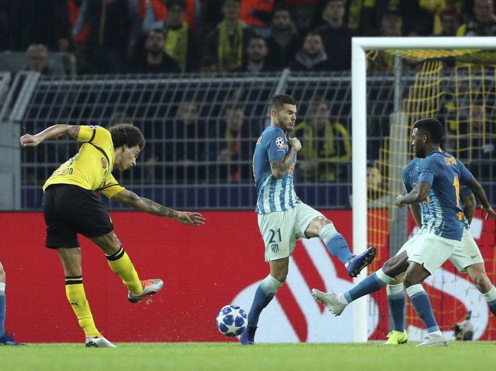 El jugador Alex Witsel de Borussia Dortmund anota este miércoles un gol en el partido contra el Atlético de Madrid.
