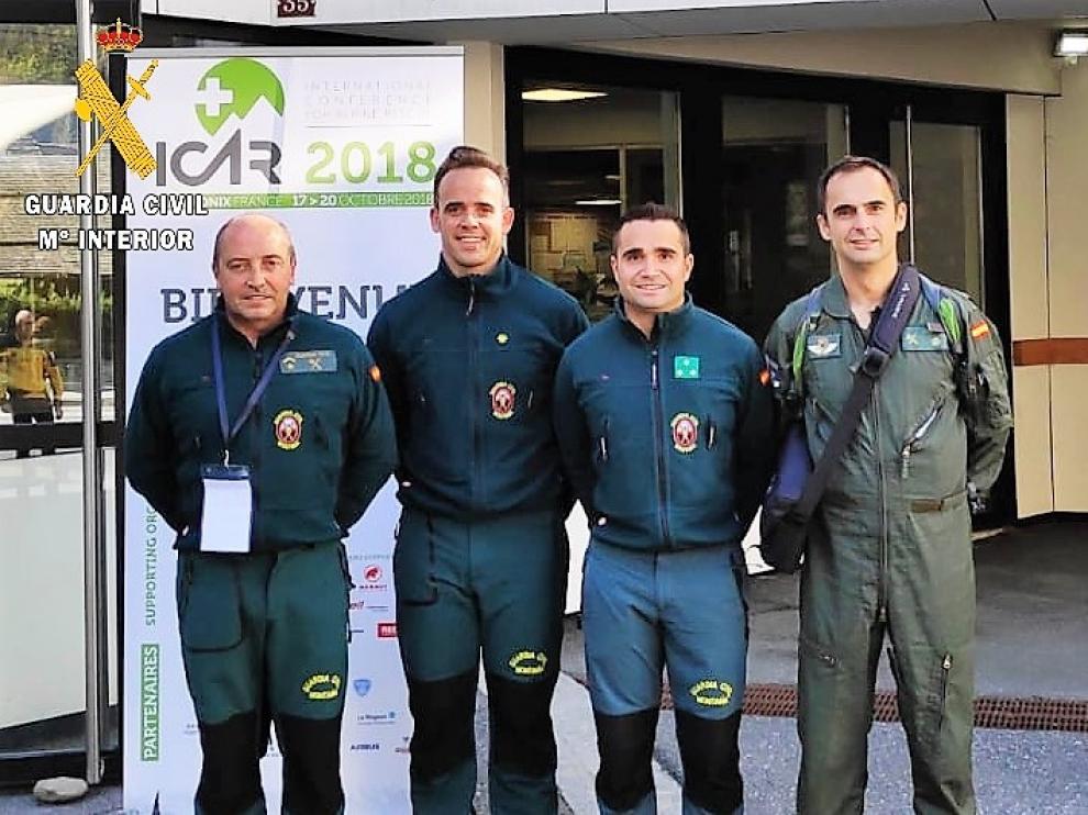 Representantes del Servicio de Montaña y el Servicio Aéreo de la Guardia Civil que han participado en el encuentro internacional de la ICAR, en Chamonix.