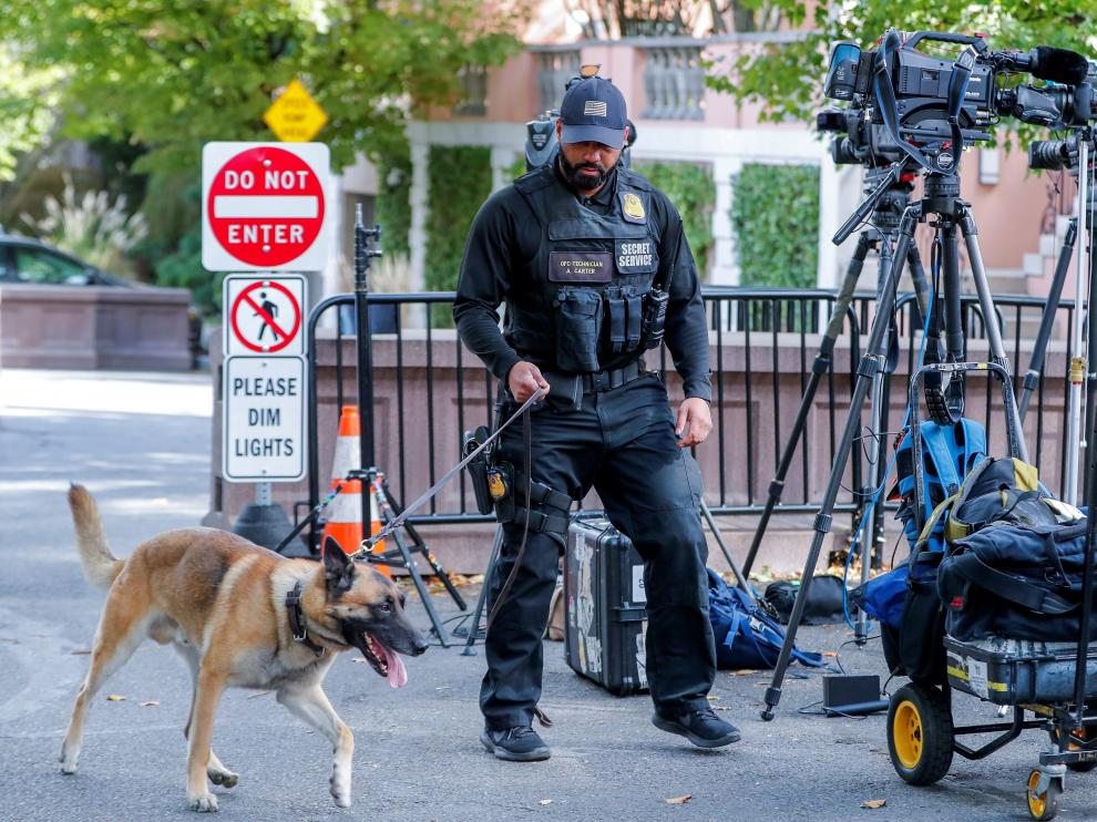Un policía inspecciona los alrededores de la casa de Obama, en Washington, tras detectarse el paquete sospechoso.