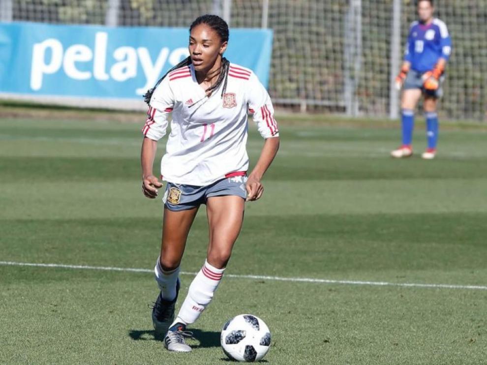 Salma Paralluelo en un partido con la selección española.