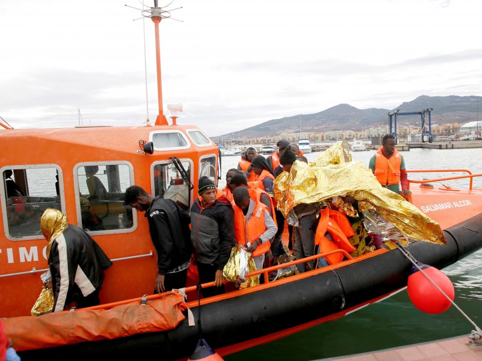 Trabajadores de la Cruz Roja atienden a inmigrantes de origen subsahariano en Melilla.