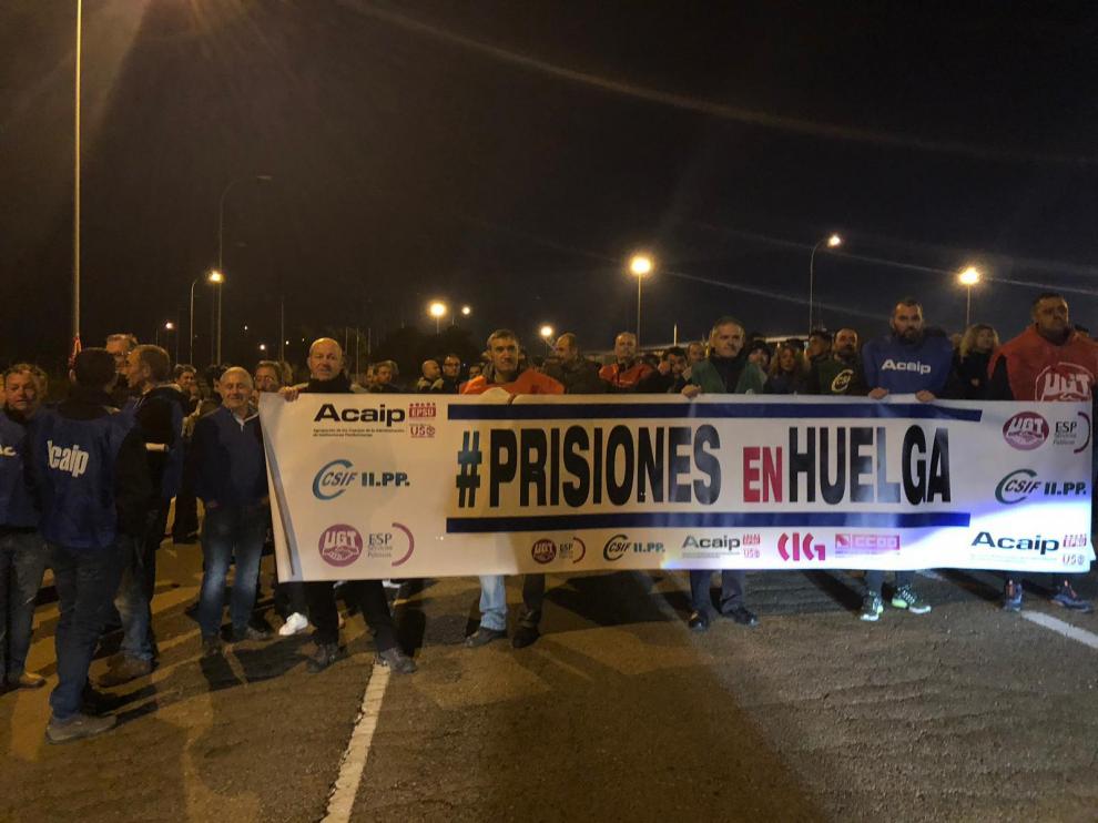 Unos 200 funcionarios de prisiones protestan ante el centro penitenciario de Zuera en la primera jornada de huelga