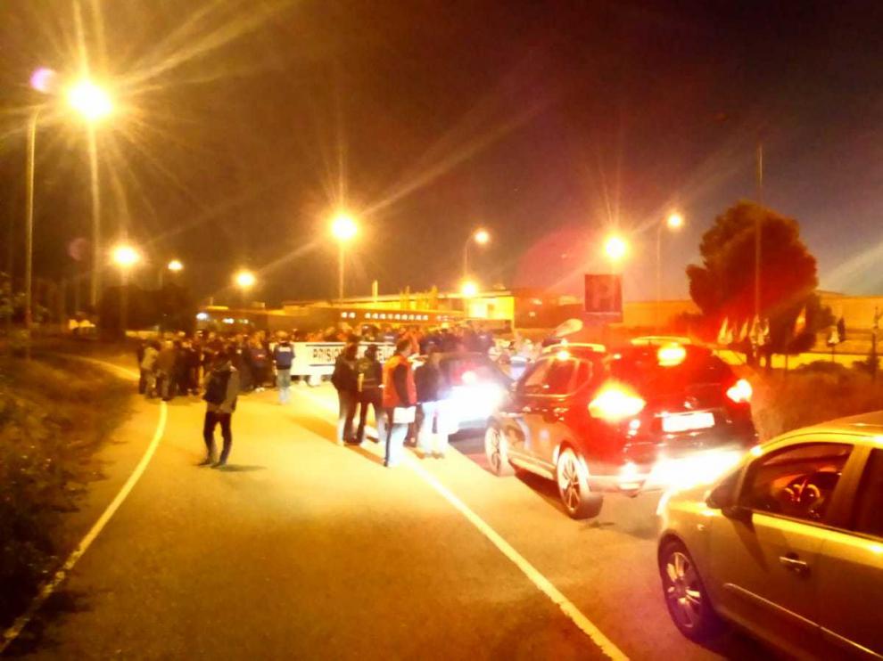 Unos 200 funcionarios de prisiones protestan ante el centro penitenciario de Zuera en la primera jornada de huelga