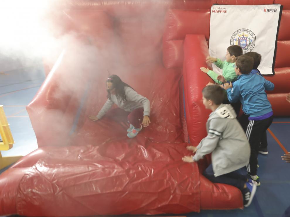 Los niños aprenden técnicas de evacuación en la 'casa de humo' .