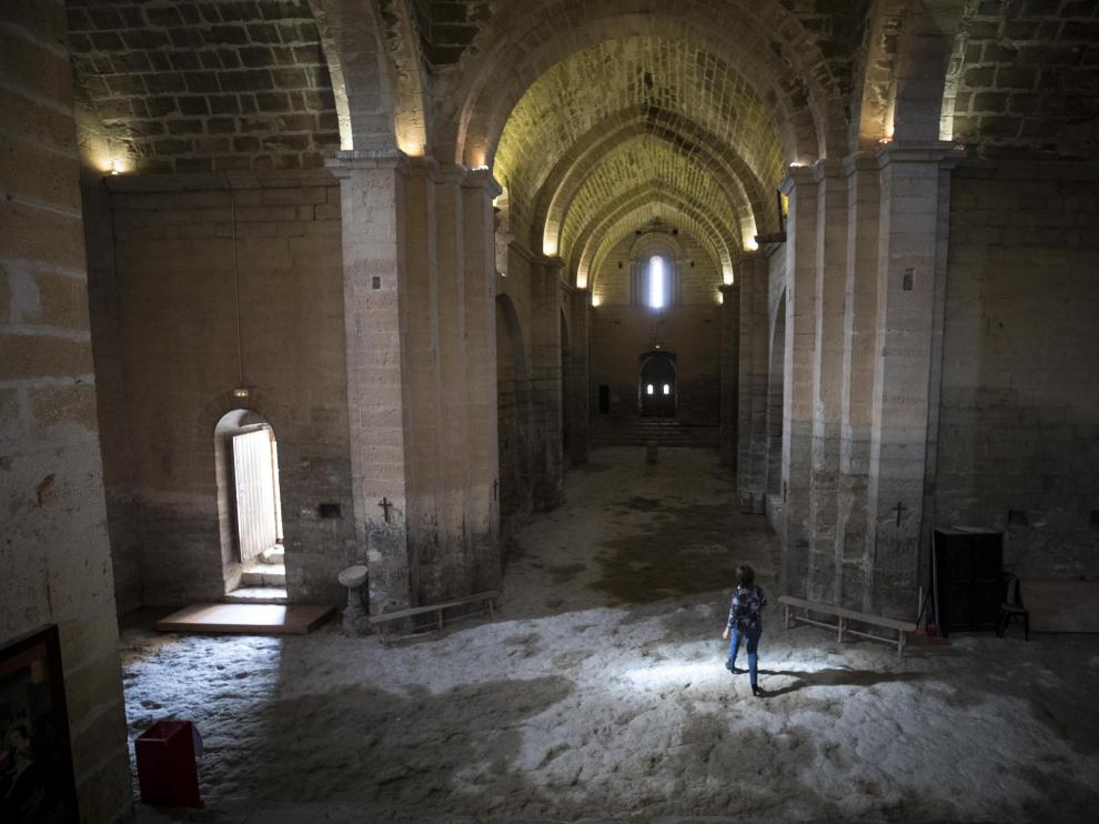 Interior de la ermita de Santa María, visto desde el altar. Al fondo, la ventana que ilumina la figura de la Virgen en los solsticios.